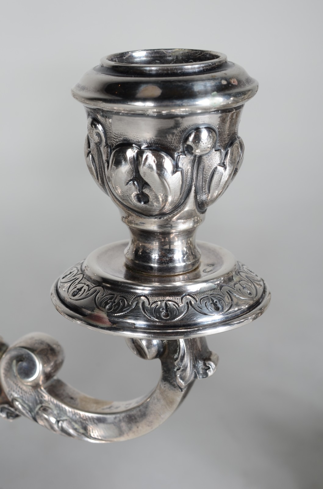 Par de candelabros de prata contrastada para 3 velas cada, pés em... - foto 4 de 10