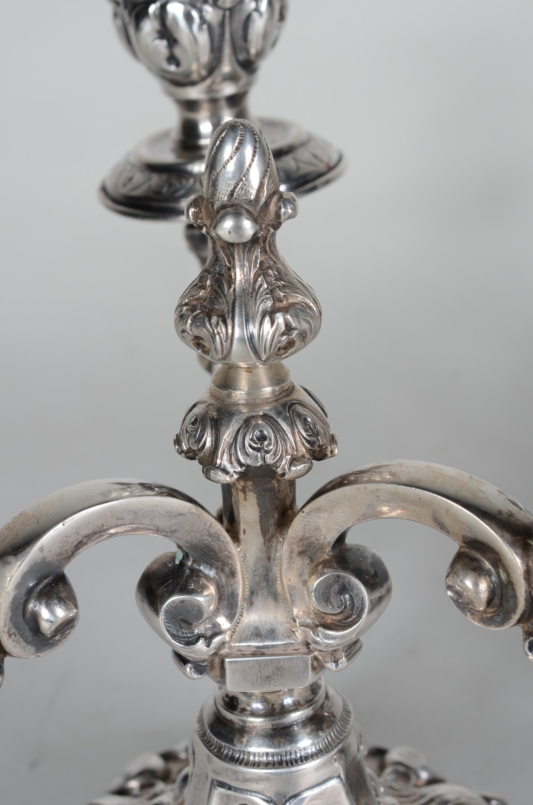 Par de candelabros de prata contrastada para 3 velas cada, pés em... - foto 3 de 10