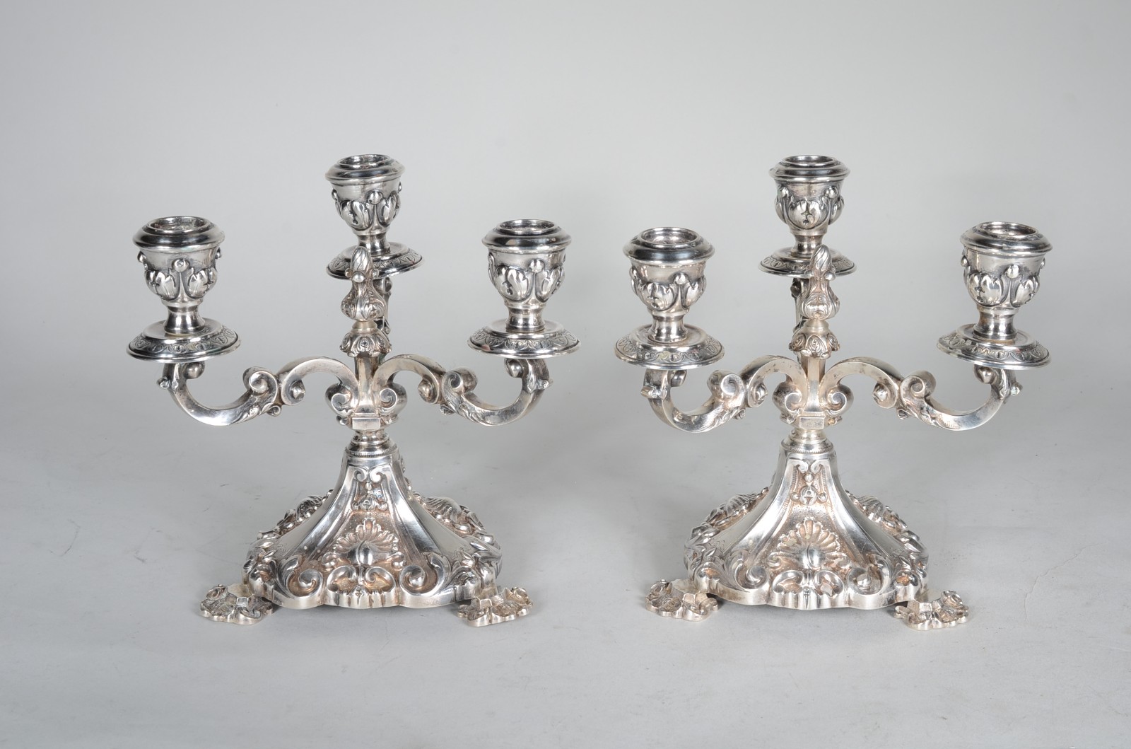 Par de candelabros de prata contrastada para 3 velas cada, pés em... - foto 1 de 10