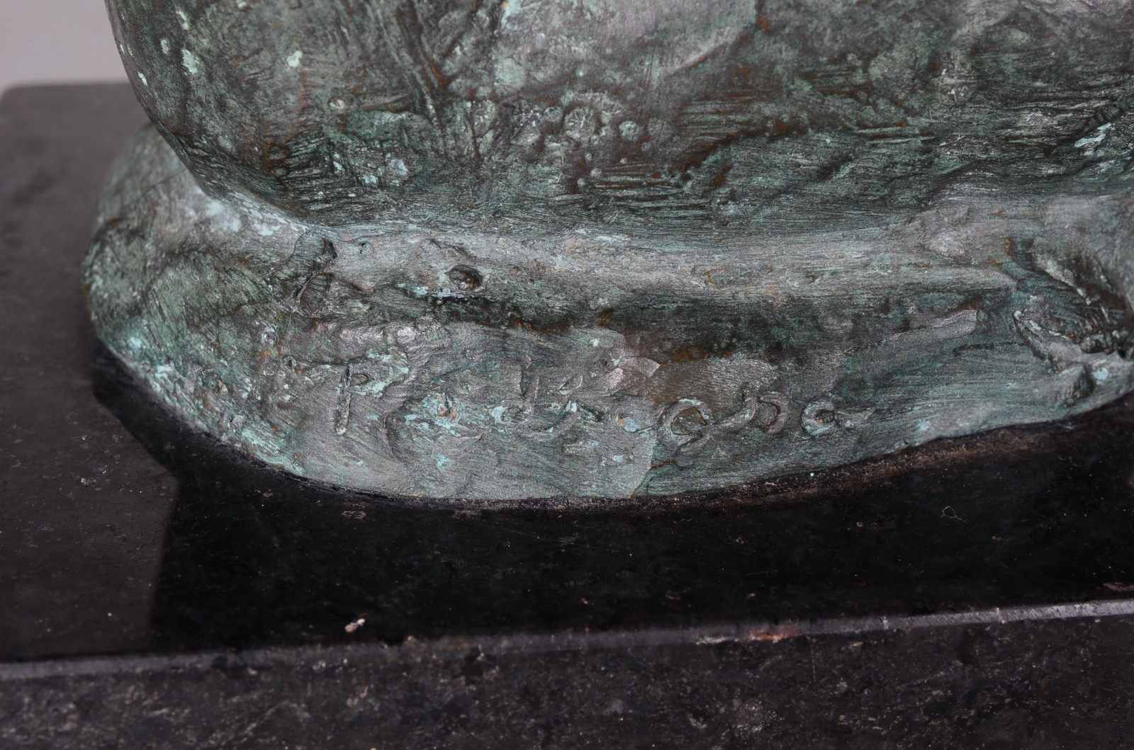 Escultura de bronze patinado, base de mármore, assinada. - foto 6 de 8