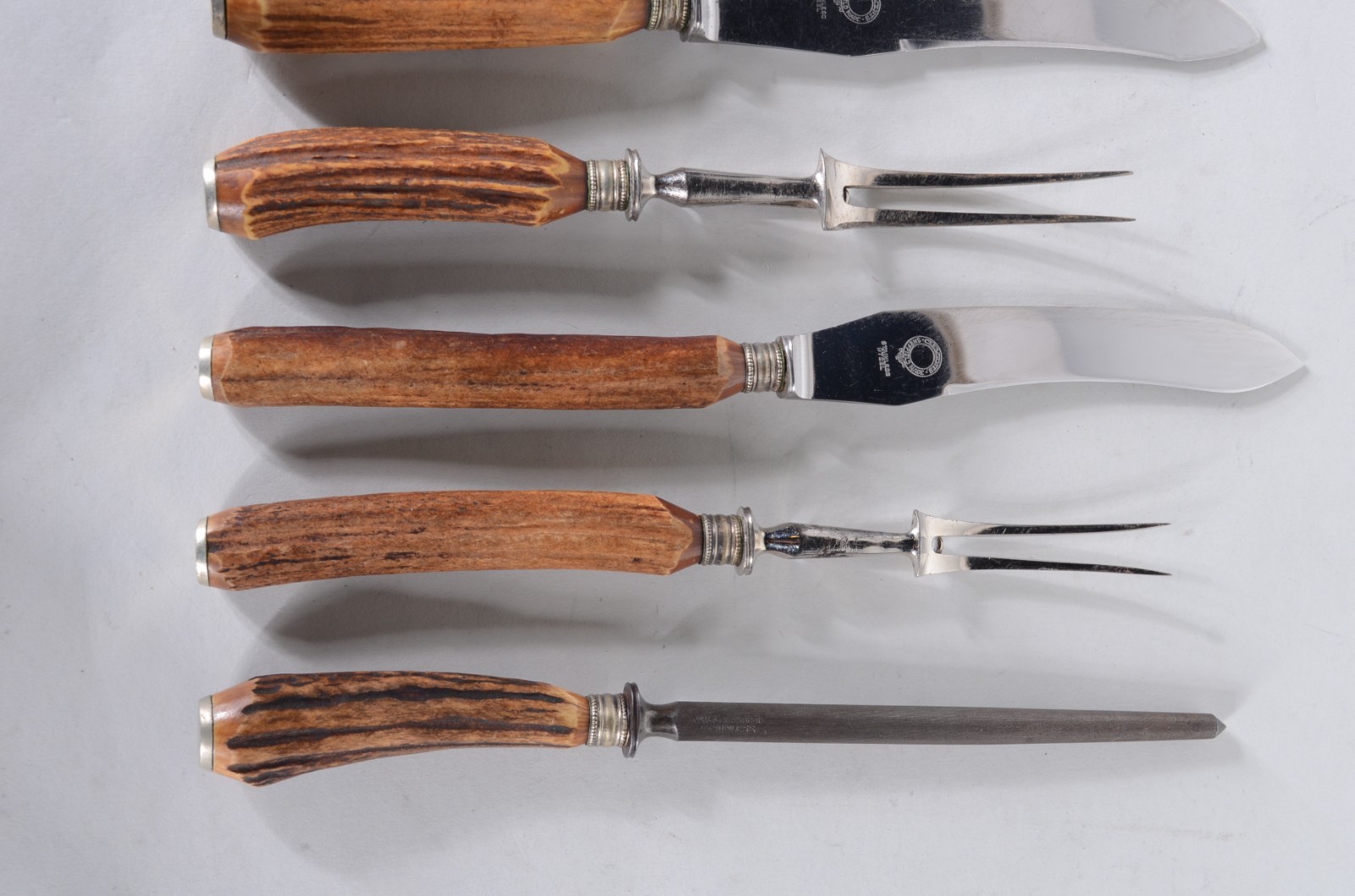 Conjunto com cinco talheres "trinchantes" ingleses Sheffield, cabos... - foto 2 de 7
