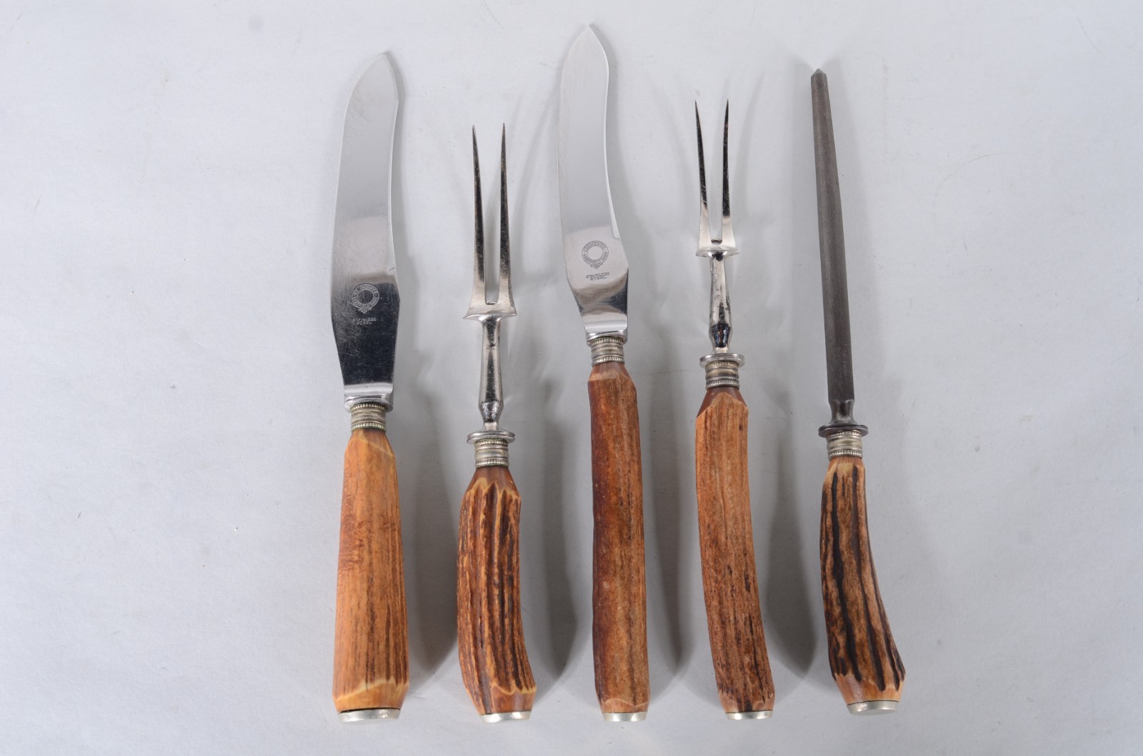 Conjunto com cinco talheres "trinchantes" ingleses Sheffield, cabos... - foto 3 de 7