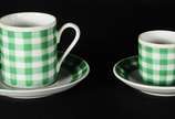 Aparelho para chá e café de porcelana branca co... - Aparelho para chá e café de porcelana branca com "xadrez verde", composto de:  12 fundos, 5 xícaras de chá com pires, 5 xícaras para café (menor...
