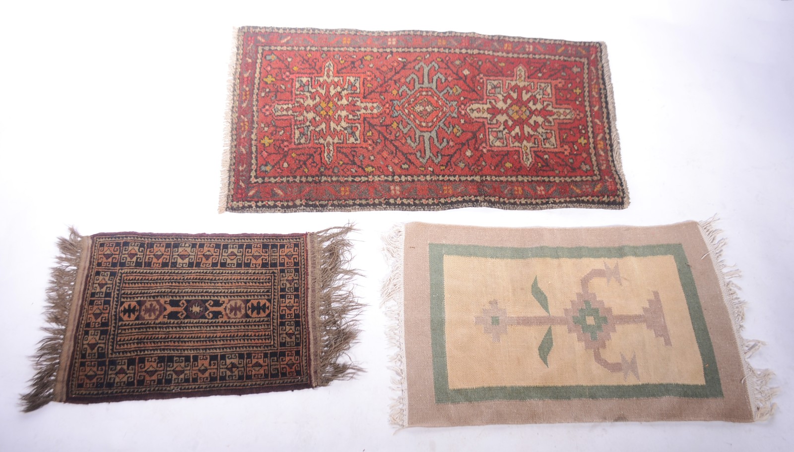 Três tapetes diversos, sendo: Hamadan, Kilim e Belouch. - foto 1 de 10