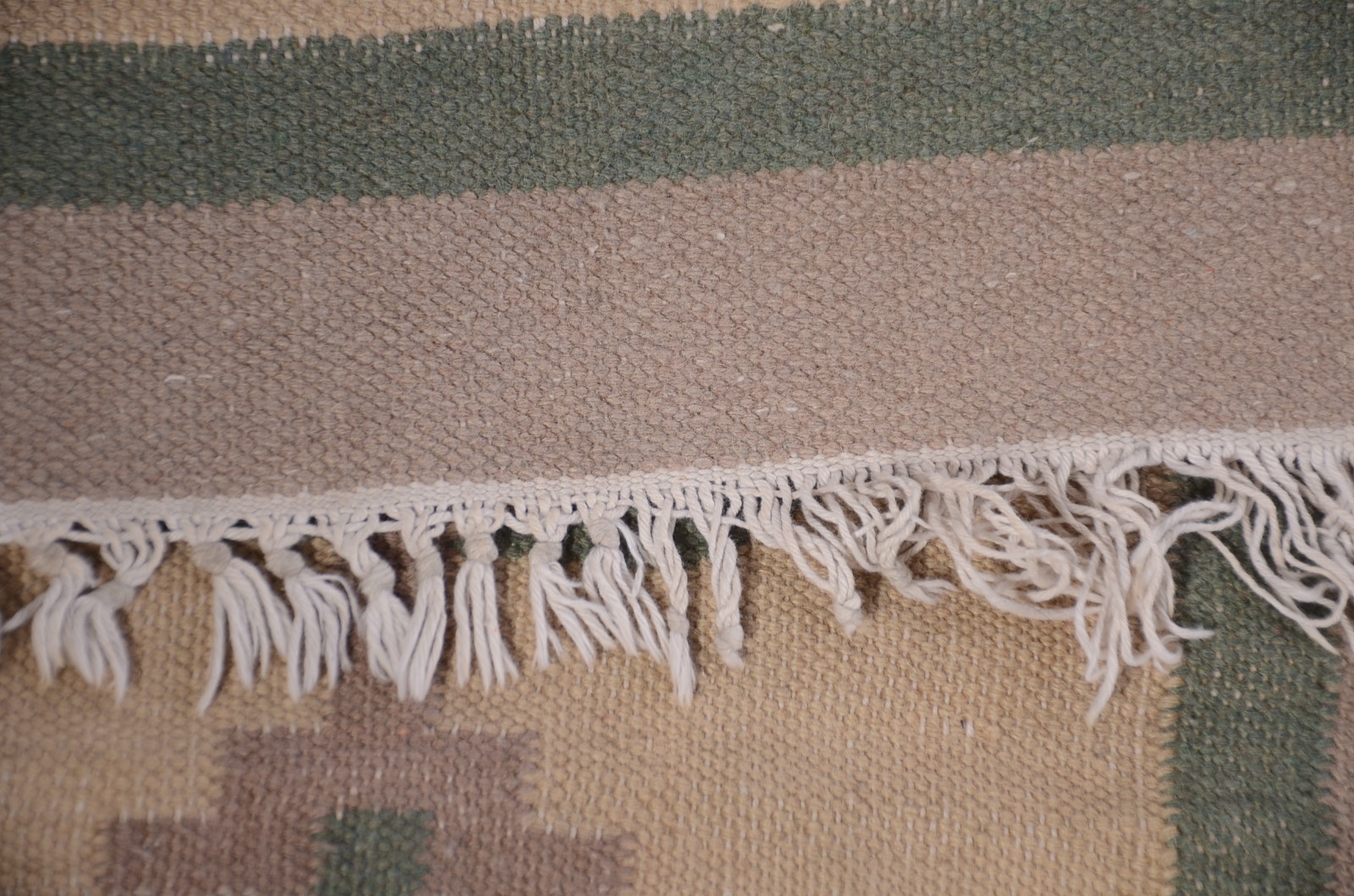Três tapetes diversos, sendo: Hamadan, Kilim e Belouch. - foto 8 de 10