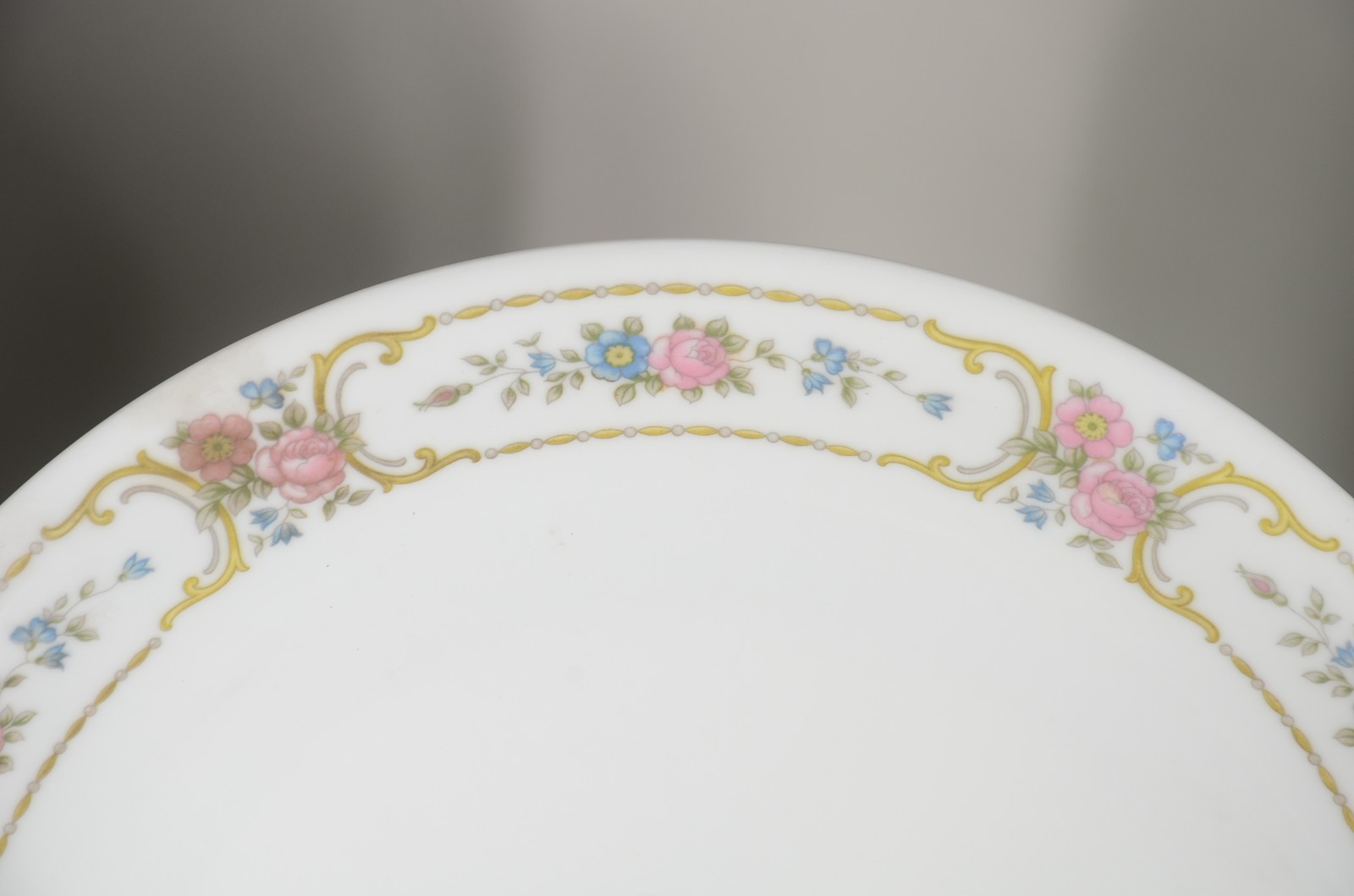 Aparelho de jantar, chá e café de porcelana Renner, fundo branco com... - foto 2 de 10