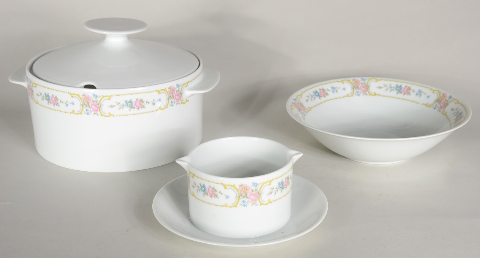 Aparelho de jantar, chá e café de porcelana Renner, fundo branco com... - foto 5 de 10