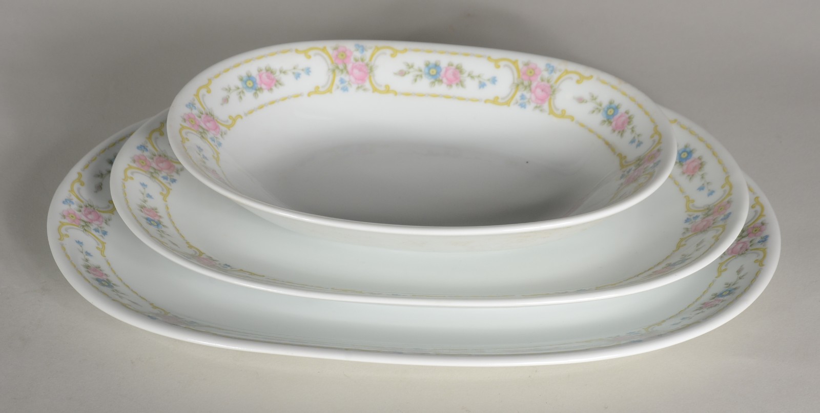 Aparelho de jantar, chá e café de porcelana Renner, fundo branco com... - foto 6 de 10