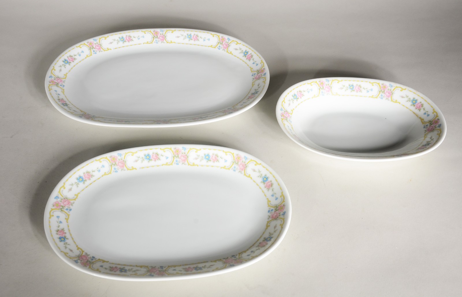 Aparelho de jantar, chá e café de porcelana Renner, fundo branco com... - foto 7 de 10