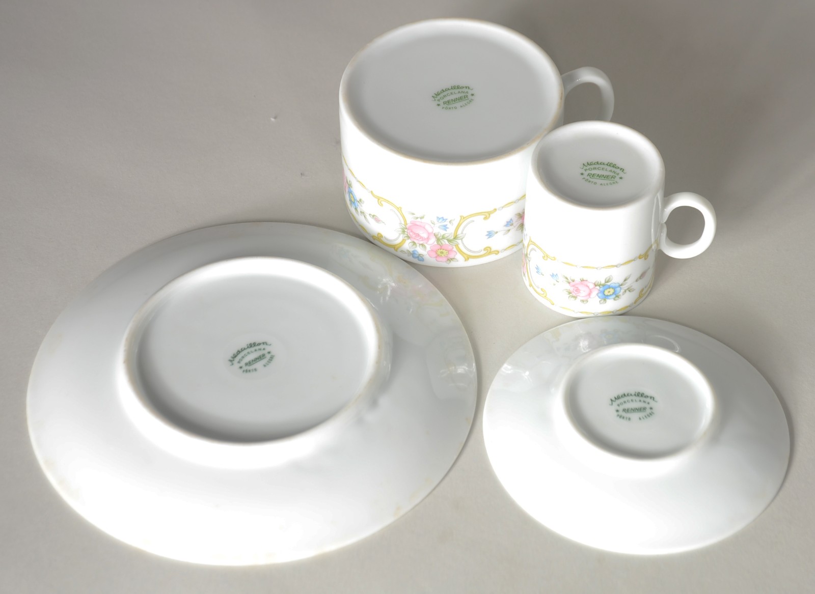 Aparelho de jantar, chá e café de porcelana Renner, fundo branco com... - foto 9 de 10