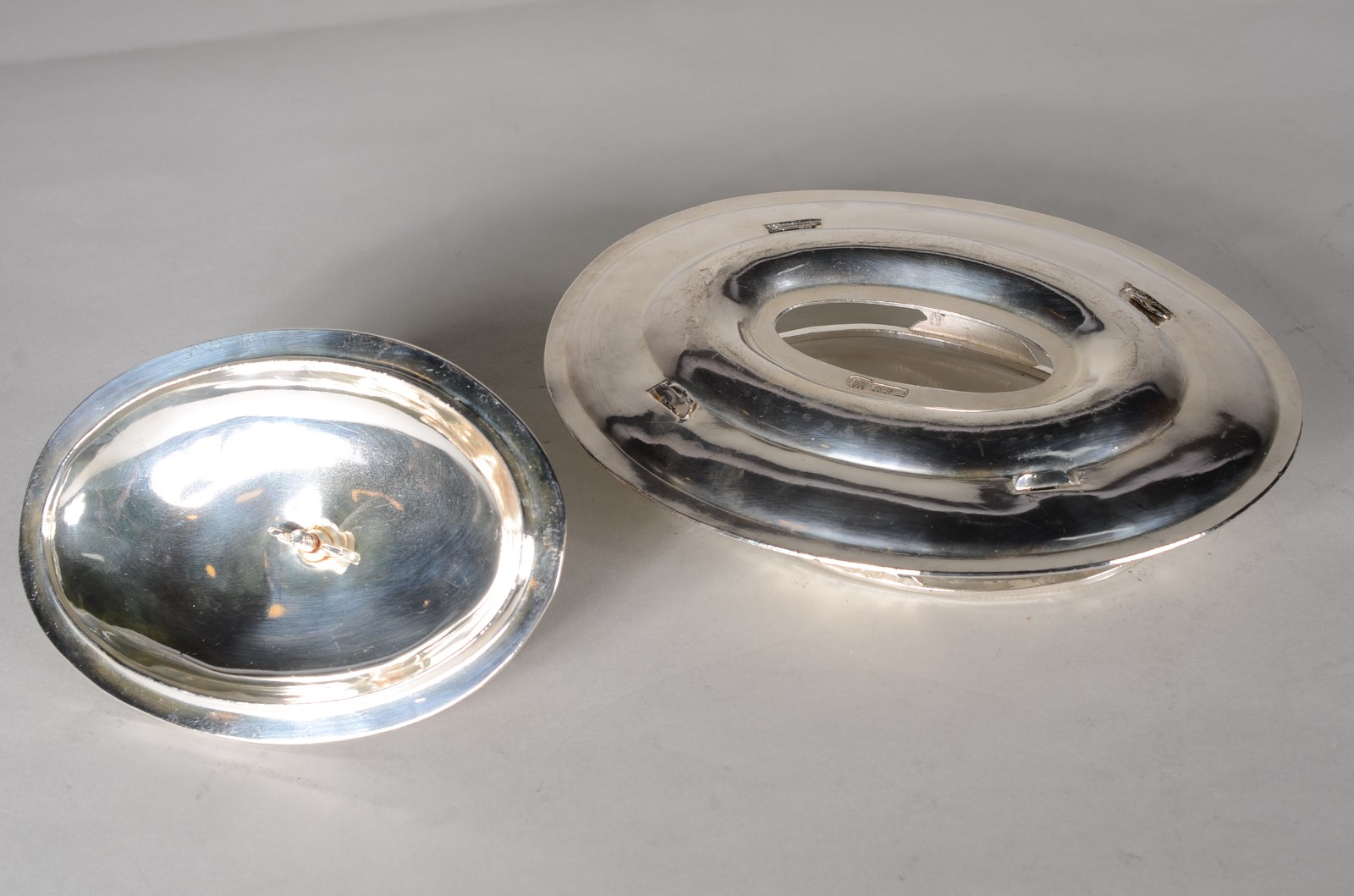 Duas peças de metal prateado, sendo: fruteira na forma de concha... - foto 6 de 10