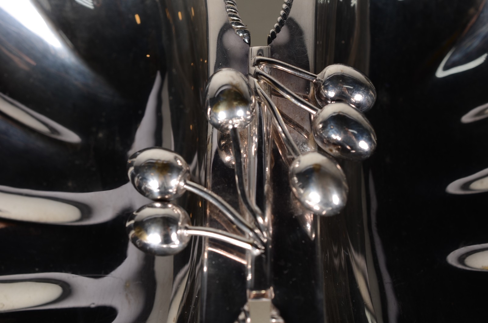 Duas peças de metal prateado, sendo: fruteira na forma de concha... - foto 9 de 10