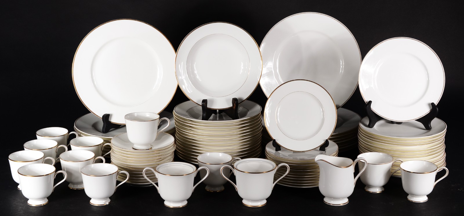 Serviço de jantar de porcelana Sango, composto de: 16 pratos rasos... - foto 1 de 11