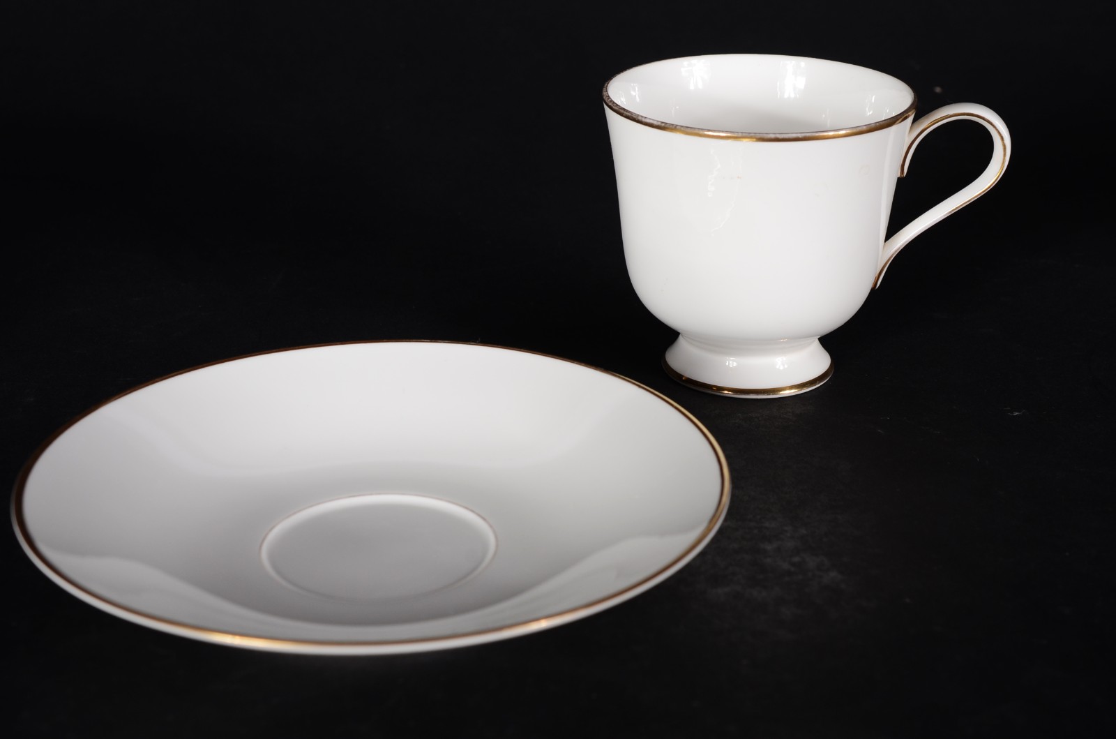 Serviço de jantar de porcelana Sango, composto de: 16 pratos rasos... - foto 7 de 11