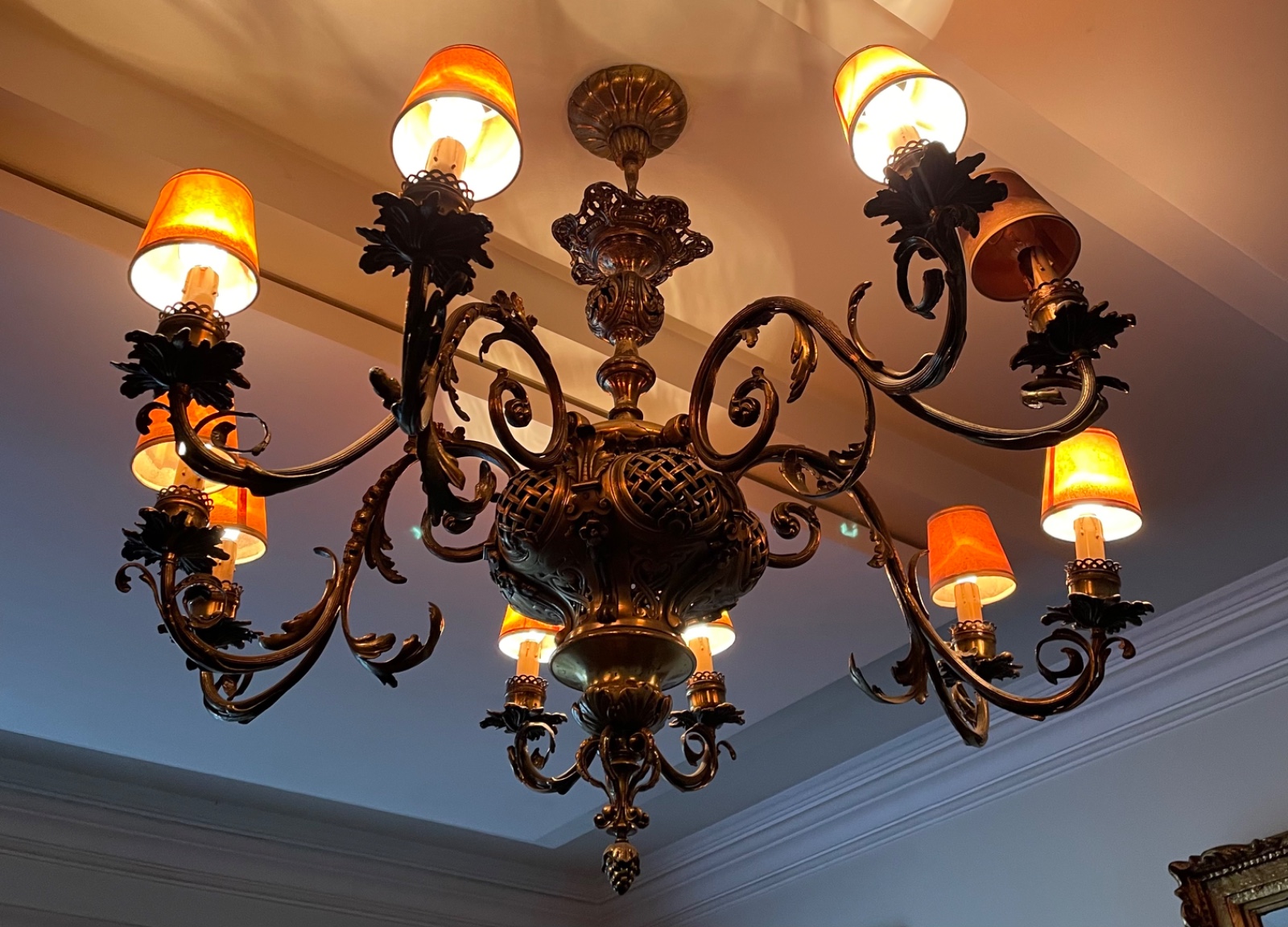 Lustre de metal dourado para 10 luzes, mangas de pergaminho... - foto 5 de 7