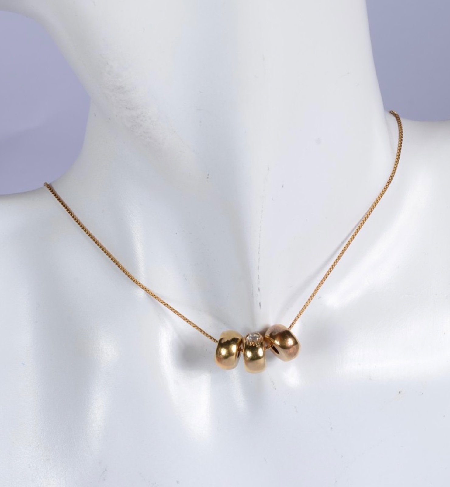 Colar de ouro 18 k., pendentes com 3 brilhantes. (Por motivos de... - foto 1 de 7
