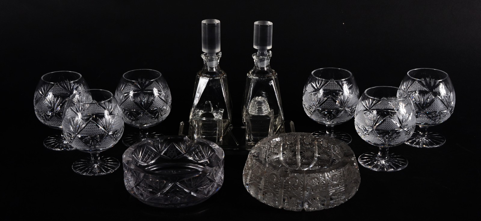 Diversas peças, sendo: galheteiro de cristal, 2 cinzeiros e 6 taças... - foto 1 de 11