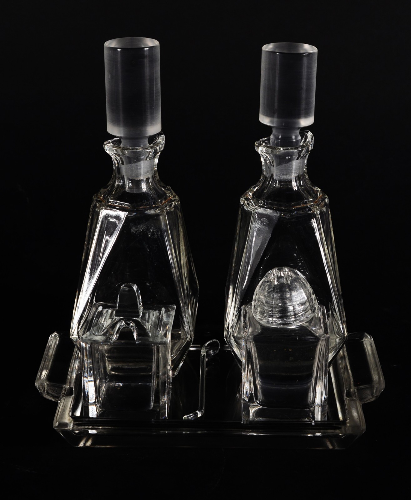 Diversas peças, sendo: galheteiro de cristal, 2 cinzeiros e 6 taças... - foto 2 de 11