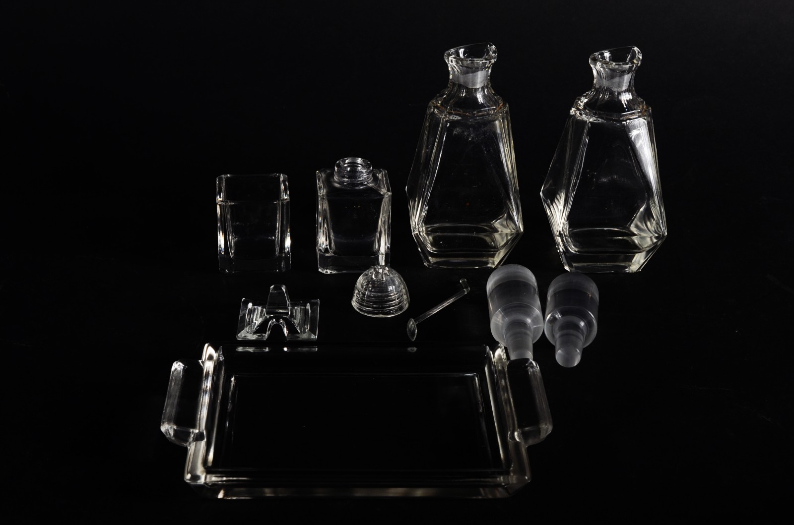 Diversas peças, sendo: galheteiro de cristal, 2 cinzeiros e 6 taças... - foto 3 de 11