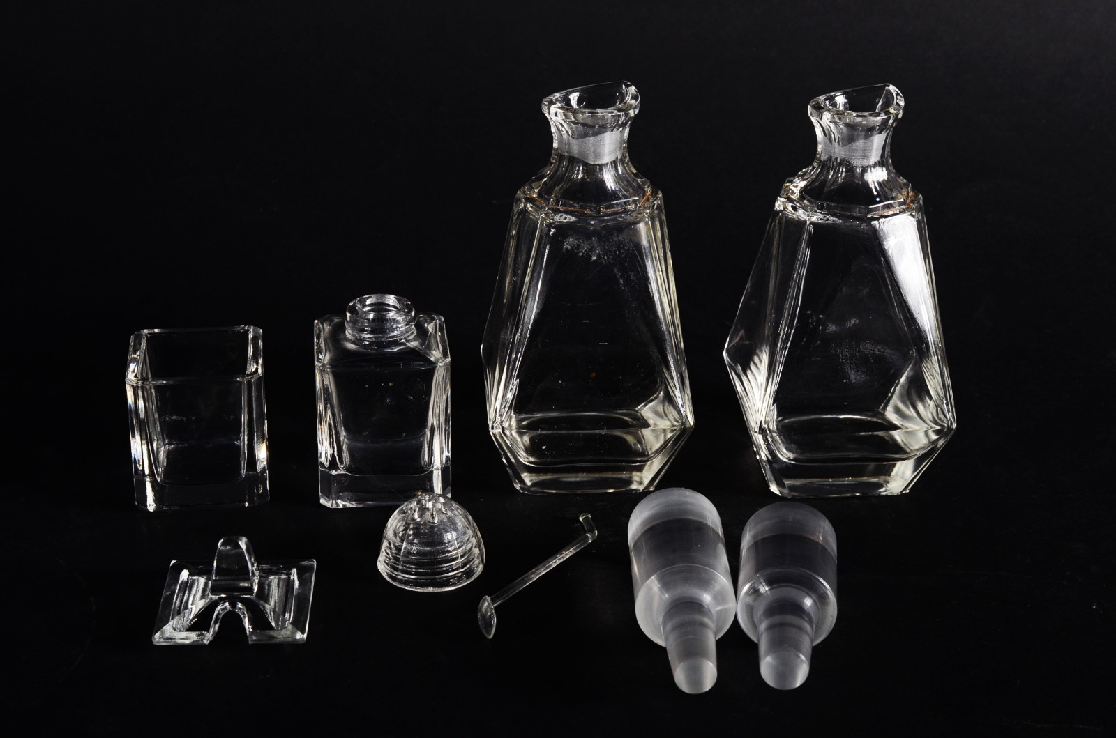Diversas peças, sendo: galheteiro de cristal, 2 cinzeiros e 6 taças... - foto 4 de 11