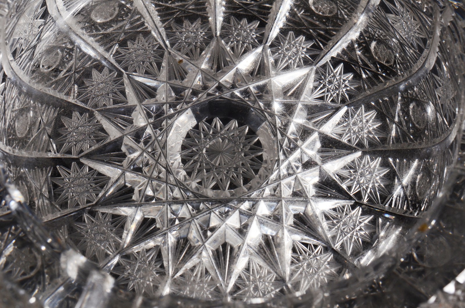 Diversas peças, sendo: galheteiro de cristal, 2 cinzeiros e 6 taças... - foto 6 de 11