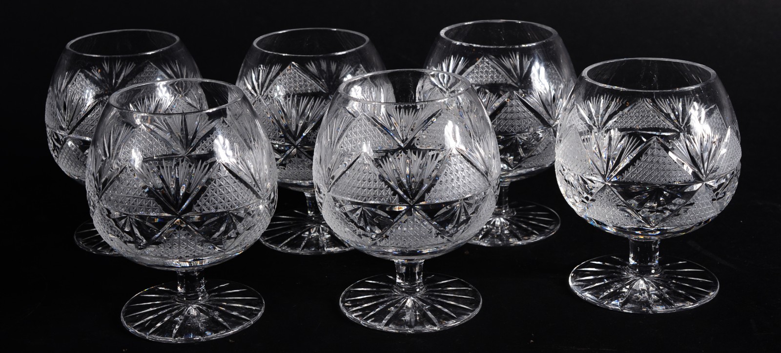 Diversas peças, sendo: galheteiro de cristal, 2 cinzeiros e 6 taças... - foto 9 de 11