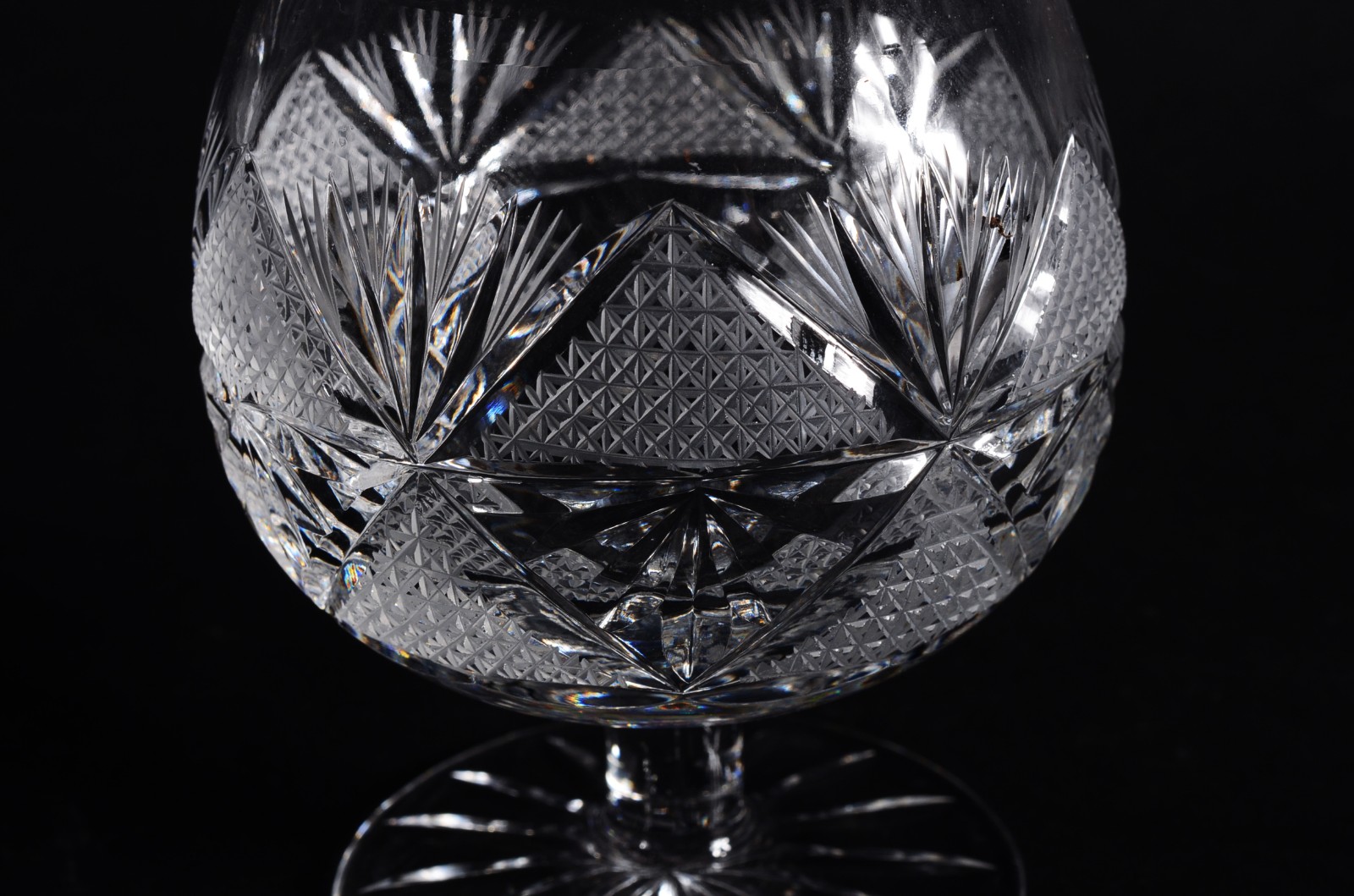 Diversas peças, sendo: galheteiro de cristal, 2 cinzeiros e 6 taças... - foto 10 de 11