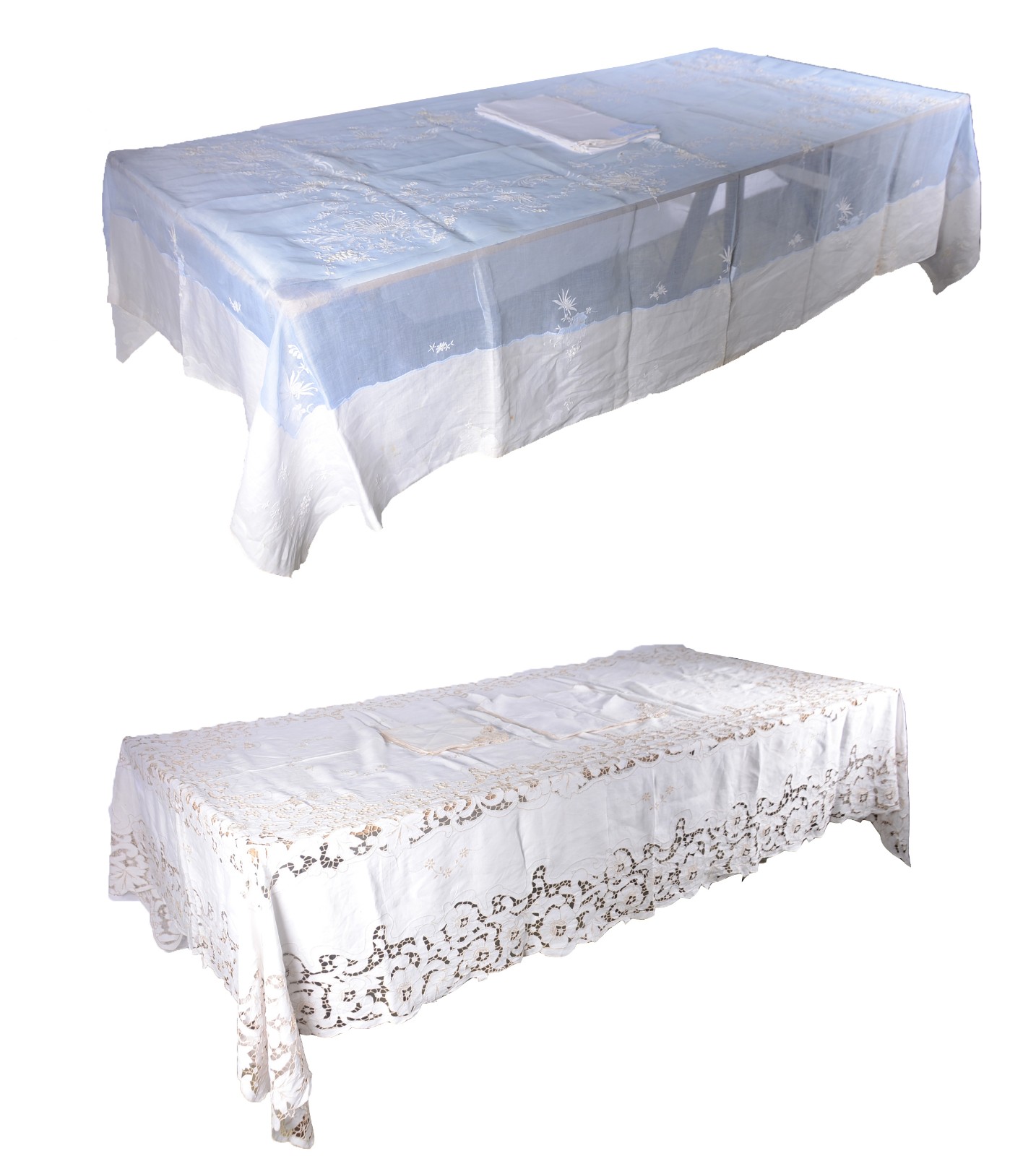 Duas toalhas de mesa na cor branca, modelos diversos. - foto 1 de 11