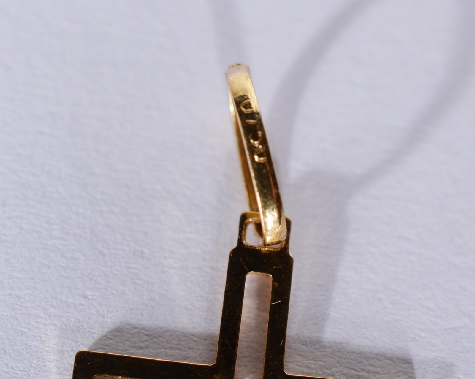 Crucifixo de ouro 18 k., contraste 750 mls. (Por motivos de segurança... - foto 4 de 4