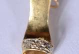 Pendente feitio sapato de ouro 18 k., contraste... - Pendente feitio sapato de ouro 18 k., contraste 750 mls.  (Por motivos de segurança a peça não se encontra na loja).