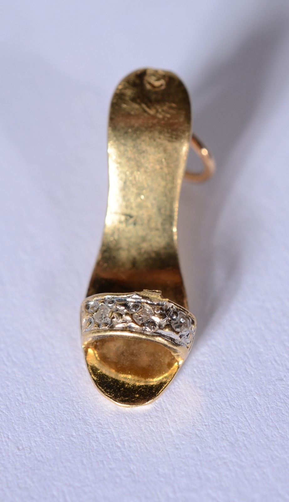 Pendente feitio sapato de ouro 18 k., contraste 750 mls. (Por motivos... - foto 1 de 7