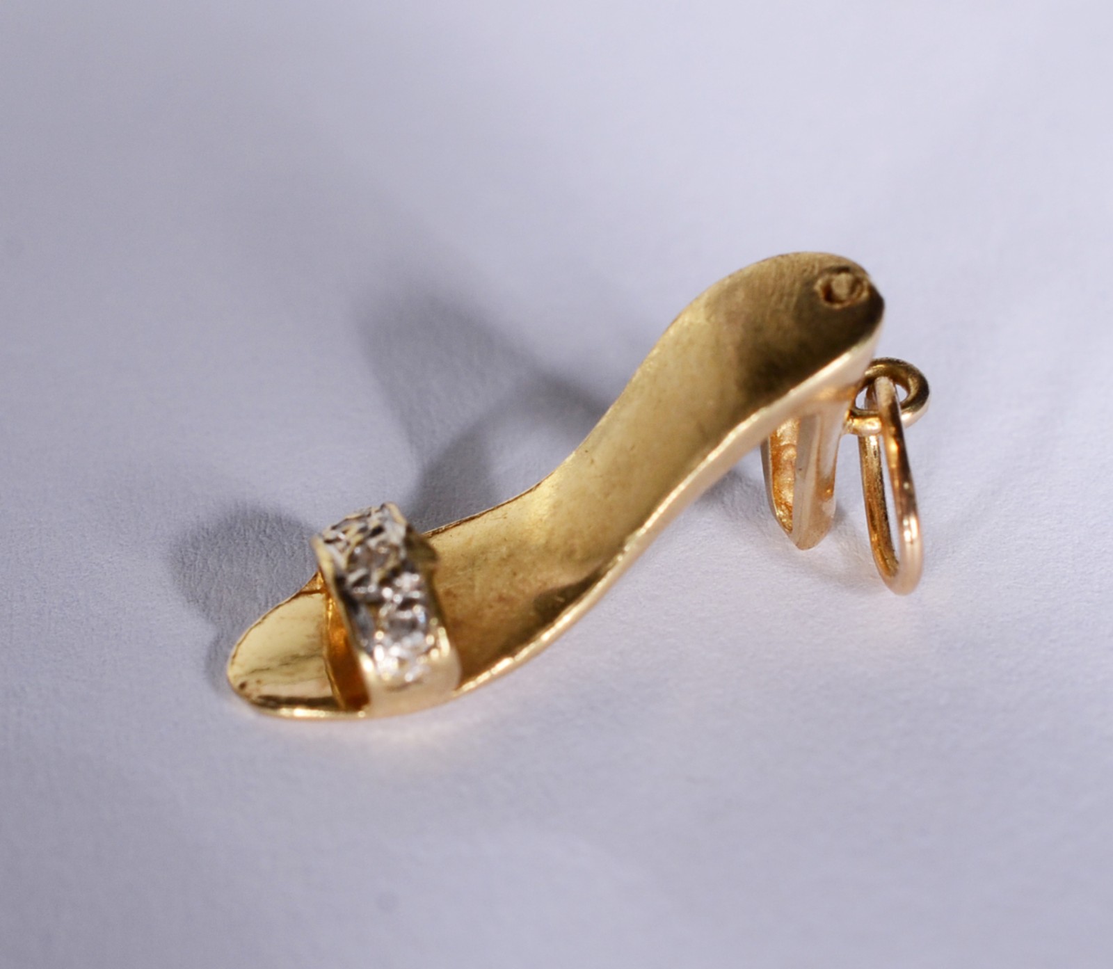 Pendente feitio sapato de ouro 18 k., contraste 750 mls. (Por motivos... - foto 2 de 7