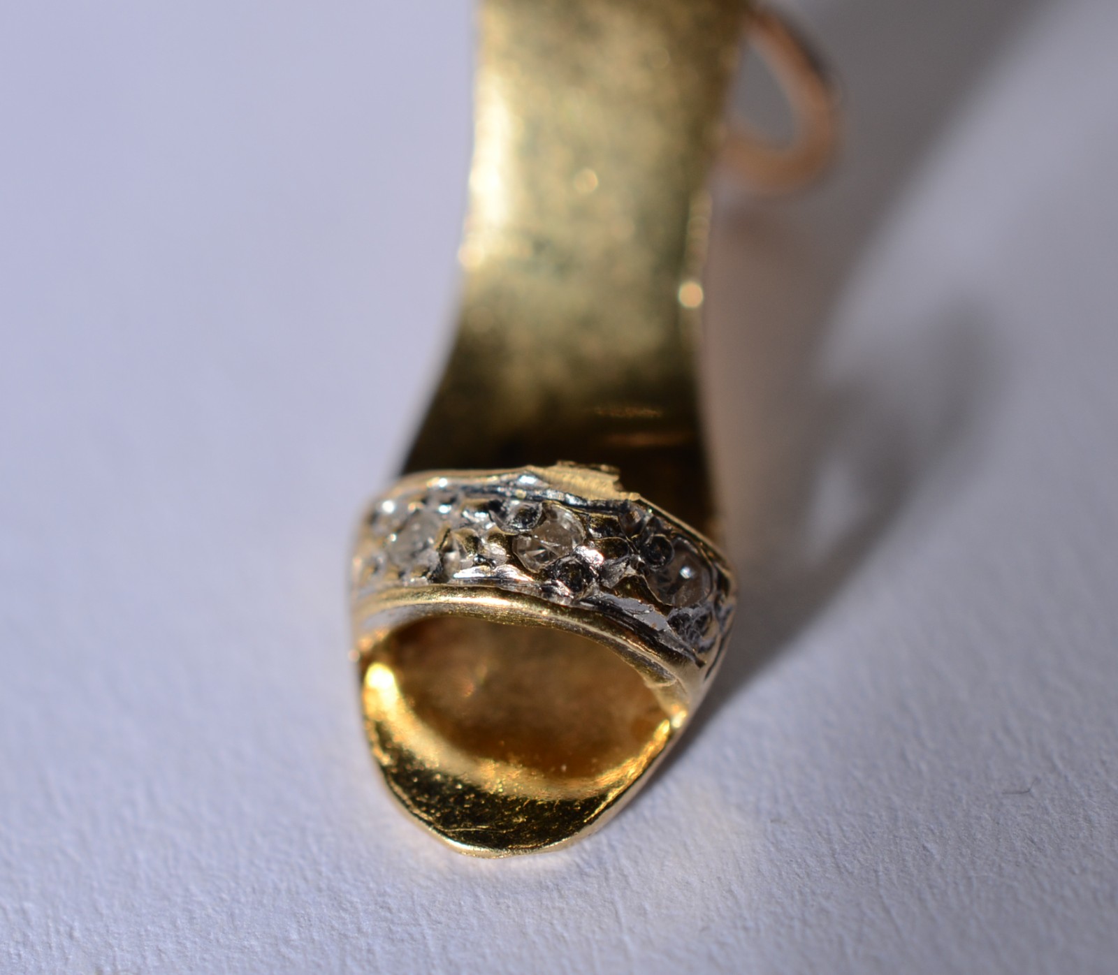 Pendente feitio sapato de ouro 18 k., contraste 750 mls. (Por motivos... - foto 3 de 7