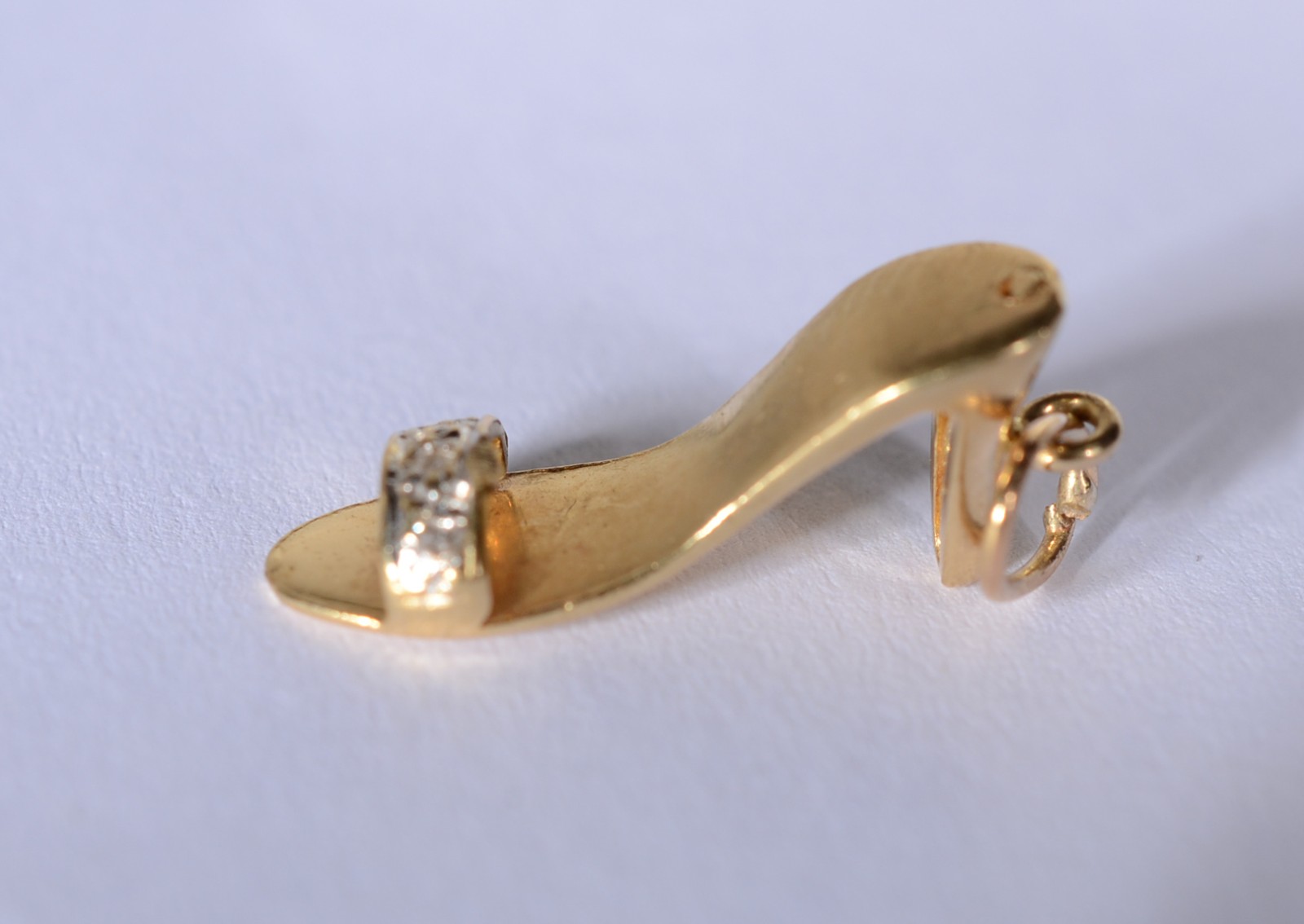Pendente feitio sapato de ouro 18 k., contraste 750 mls. (Por motivos... - foto 4 de 7