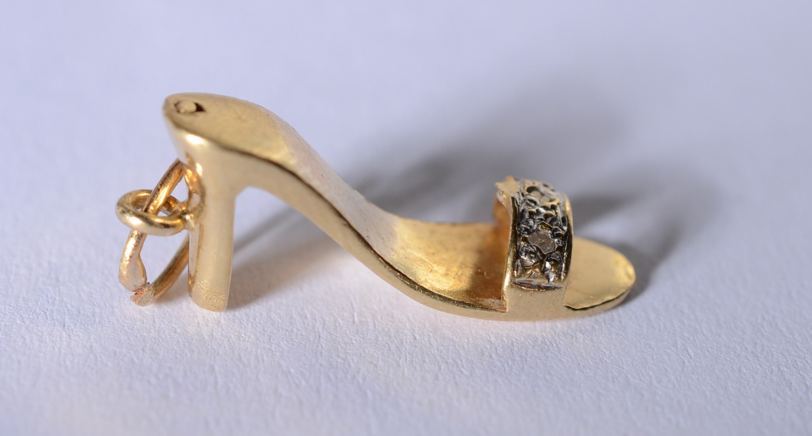 Pendente feitio sapato de ouro 18 k., contraste 750 mls. (Por motivos... - foto 6 de 7