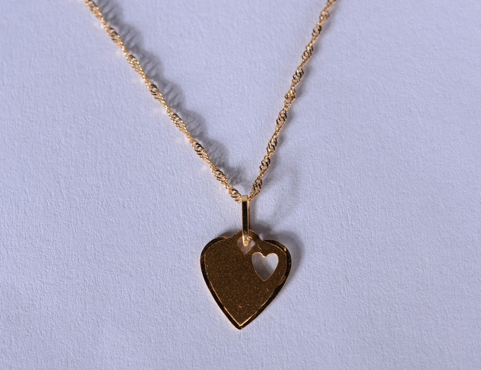 Colar com pendente de ouro 18 k. (Por motivos de segurança a peça não... - foto 1 de 5