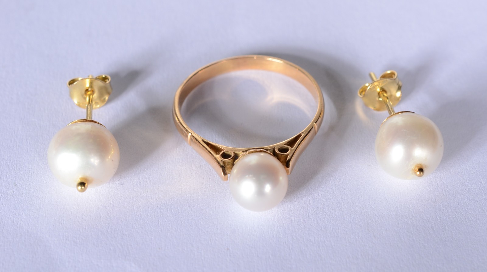 Conjunto de ouro 18 k., contraste 750 mls, composto de: anel e par de... - foto 1 de 5