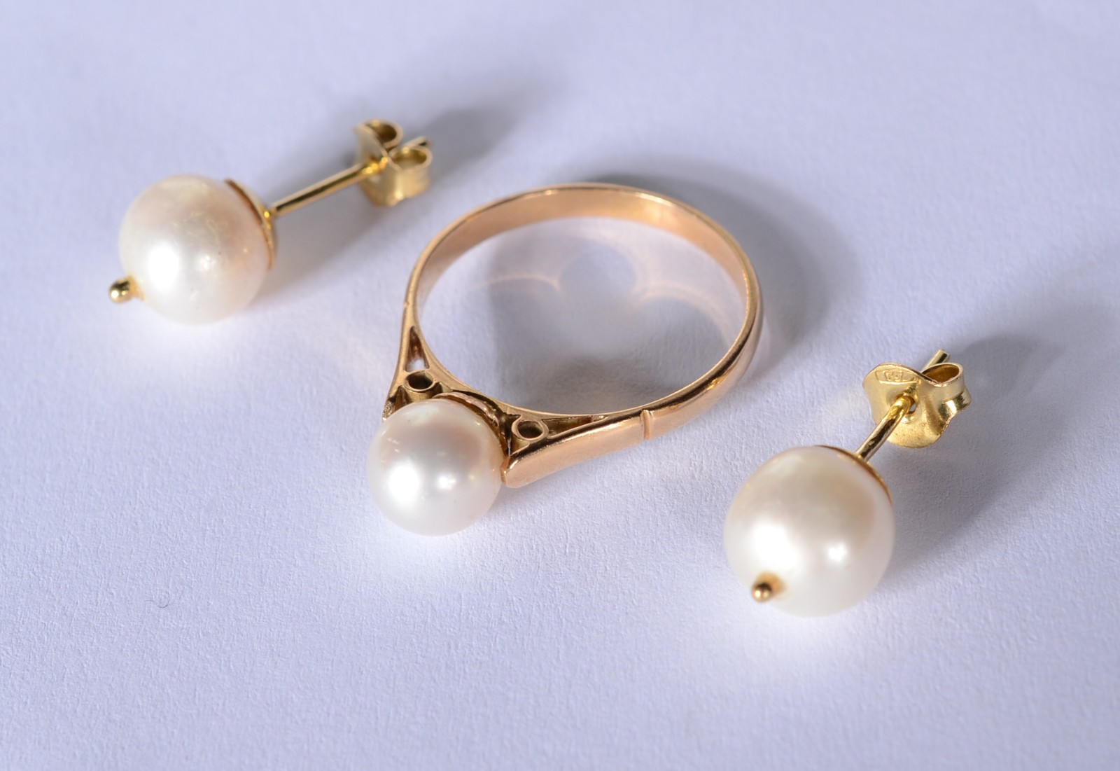 Conjunto de ouro 18 k., contraste 750 mls, composto de: anel e par de... - foto 2 de 5