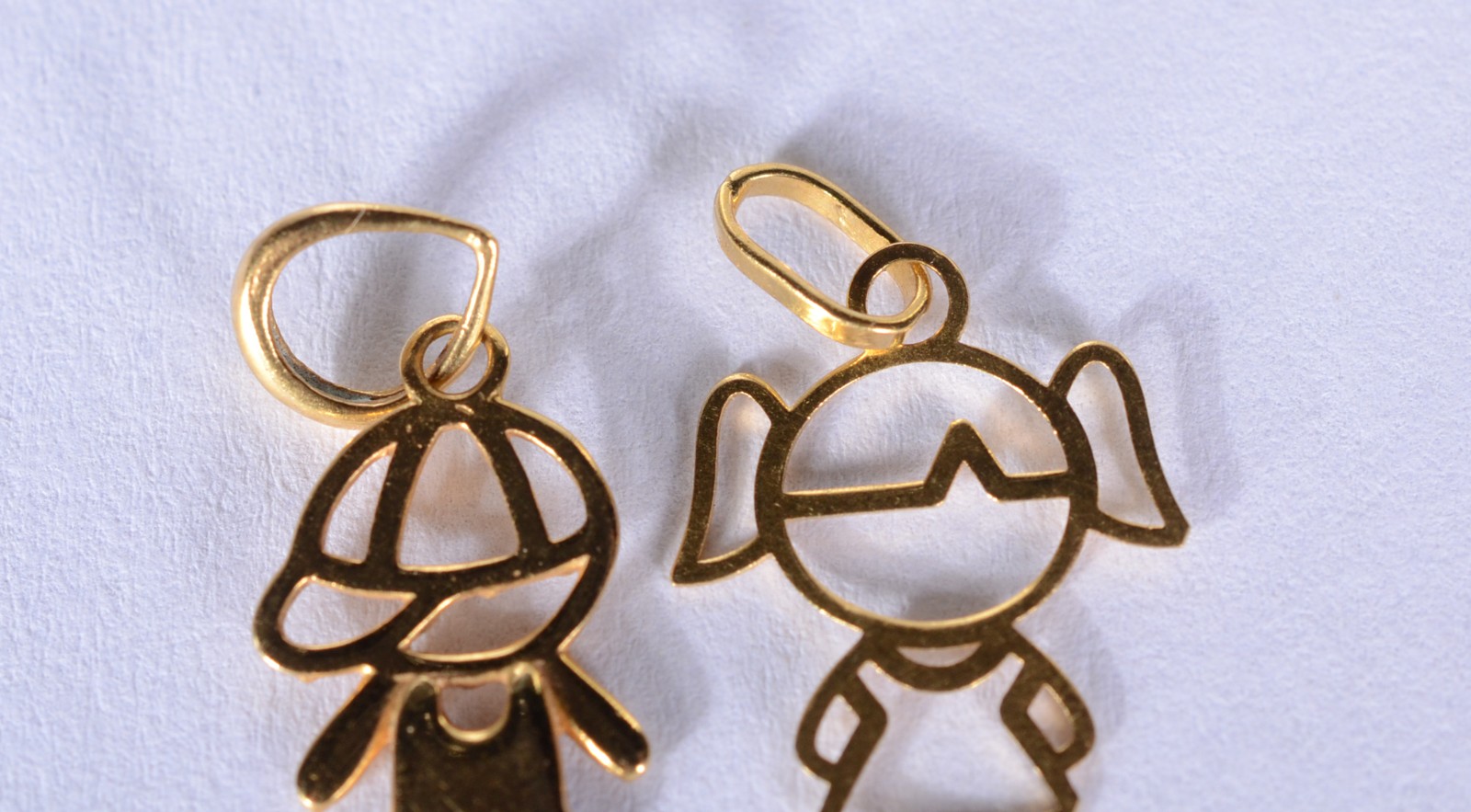 Dois pendentes feitio menina e menino de ouro 18 k., contraste 750... - foto 2 de 4