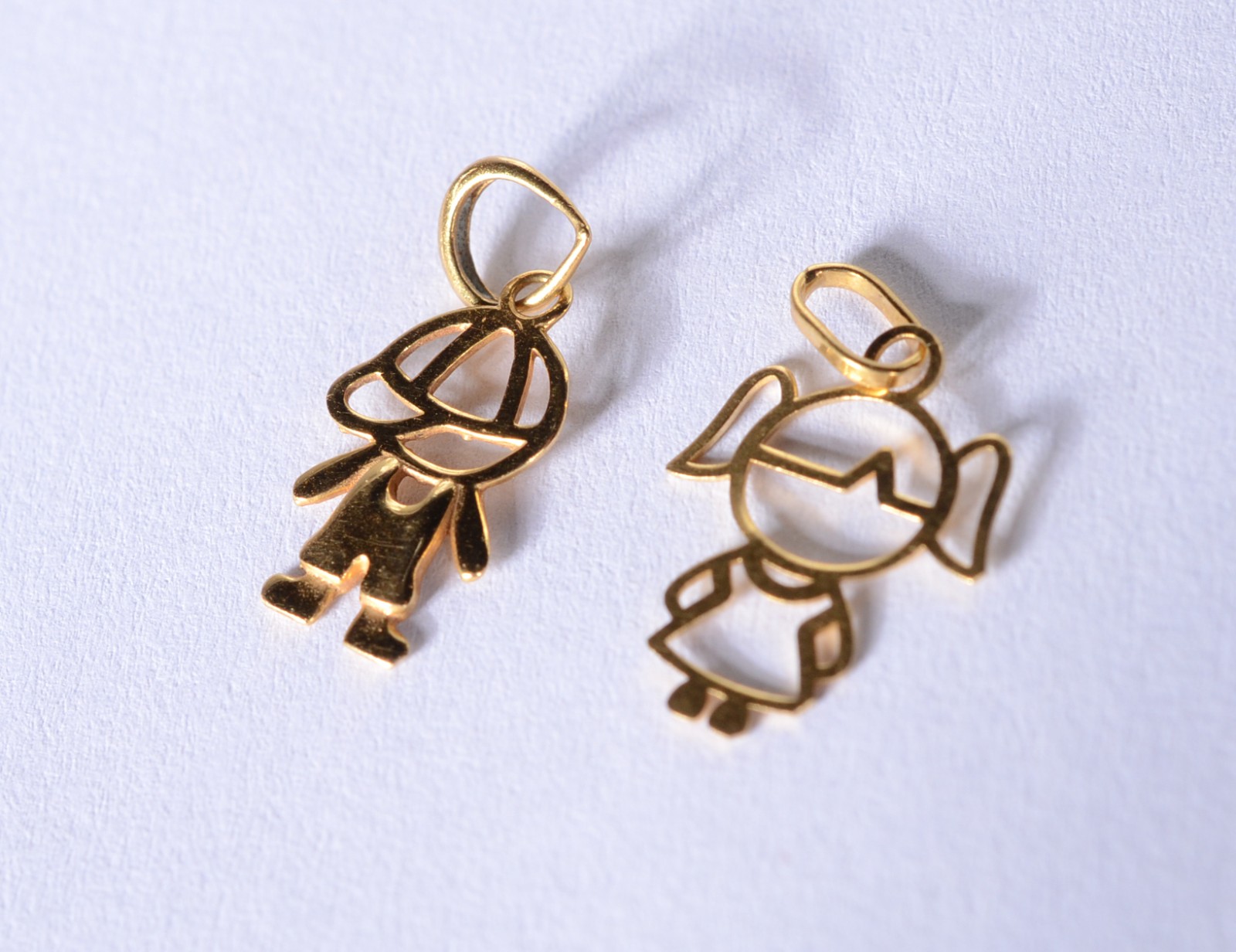 Dois pendentes feitio menina e menino de ouro 18 k., contraste 750... - foto 3 de 4
