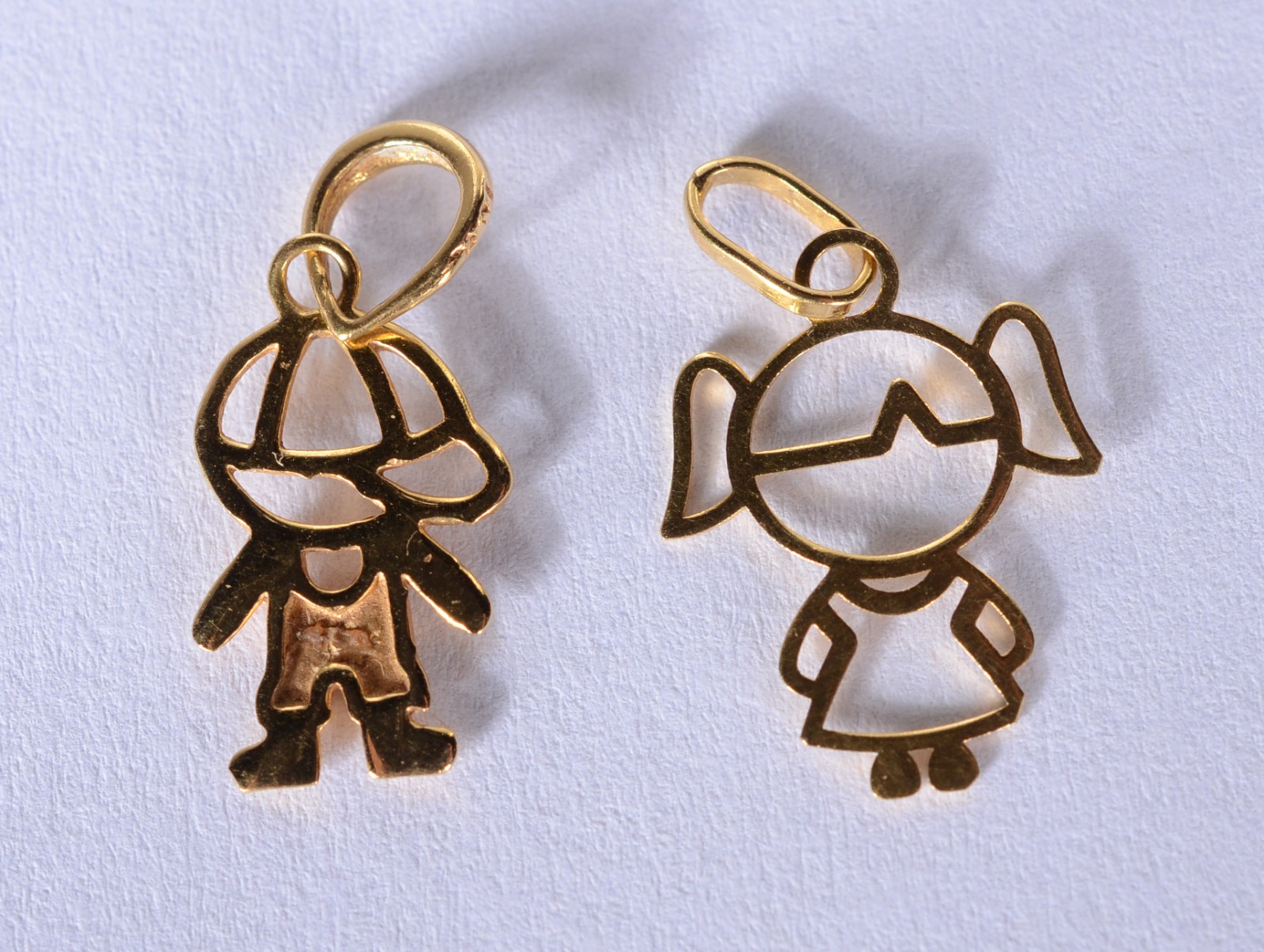 Dois pendentes feitio menina e menino de ouro 18 k., contraste 750... - foto 4 de 4