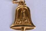 Pendente na forma de Sino com Nossa Senhora Apa... - Pendente na forma de Sino com Nossa Senhora Aparecida de ouro 18 k., contraste 750 mls. (Por motivos de segurança a peça não se encontra na loja).