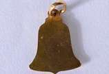 Pendente na forma de Sino com Nossa Senhora Apa... - Pendente na forma de Sino com Nossa Senhora Aparecida de ouro 18 k., contraste 750 mls. (Por motivos de segurança a peça não se encontra na loja).