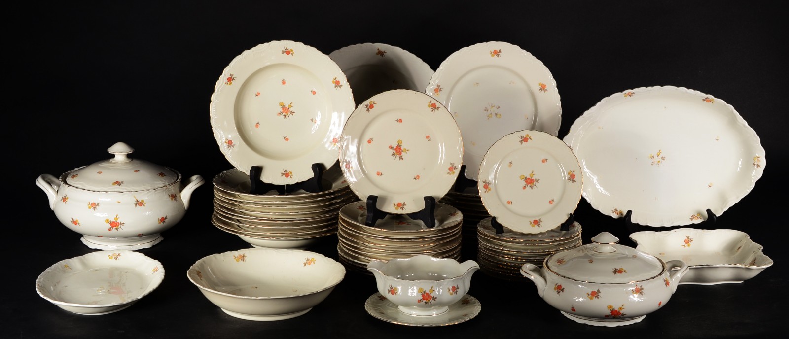 Serviço de jantar de porcelana tcheca Thun, composto de: 12 pratos... - foto 1 de 10