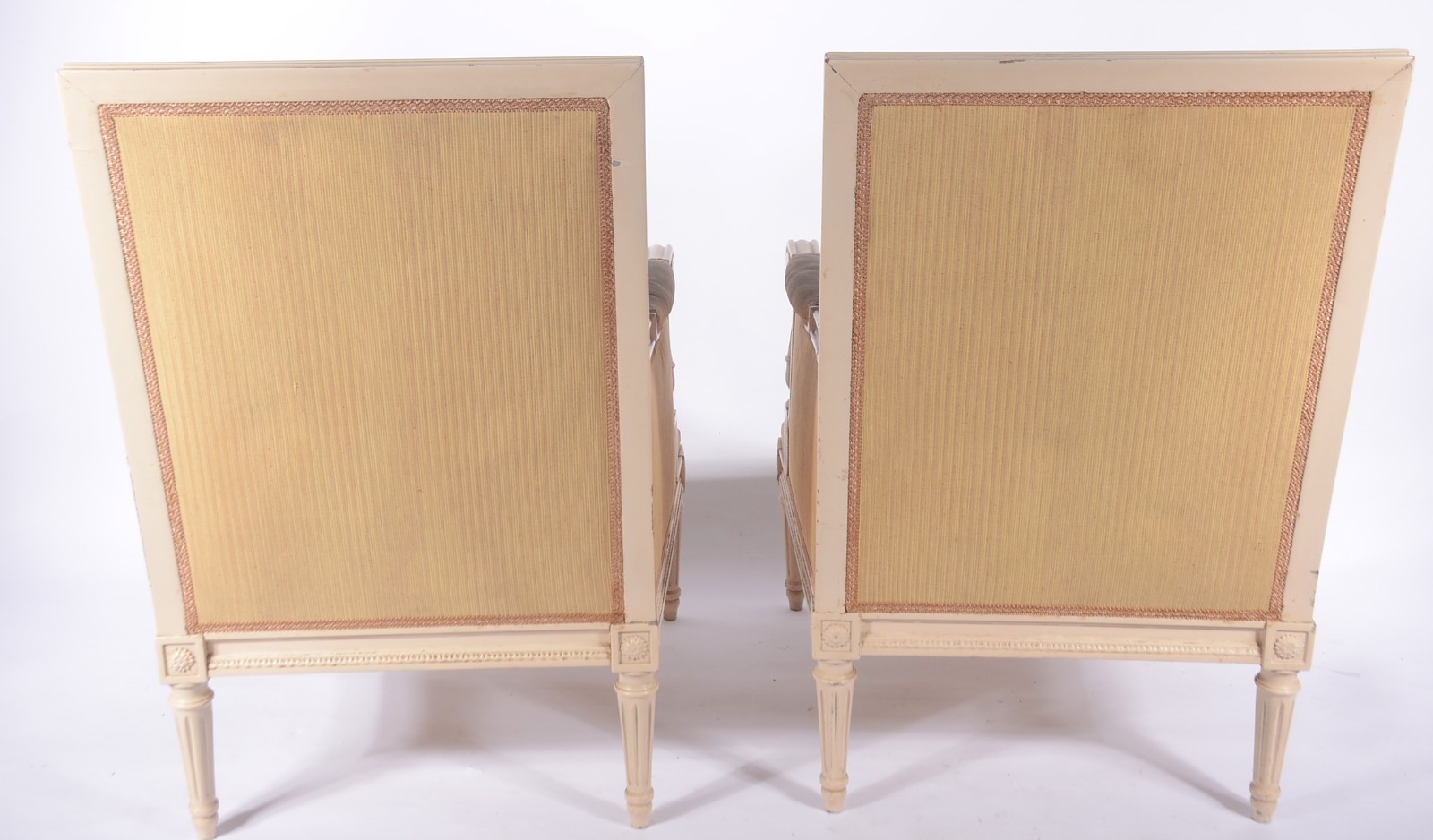 Par de poltronas com braços de madeira pintada de branco, estofadas e... - foto 10 de 11