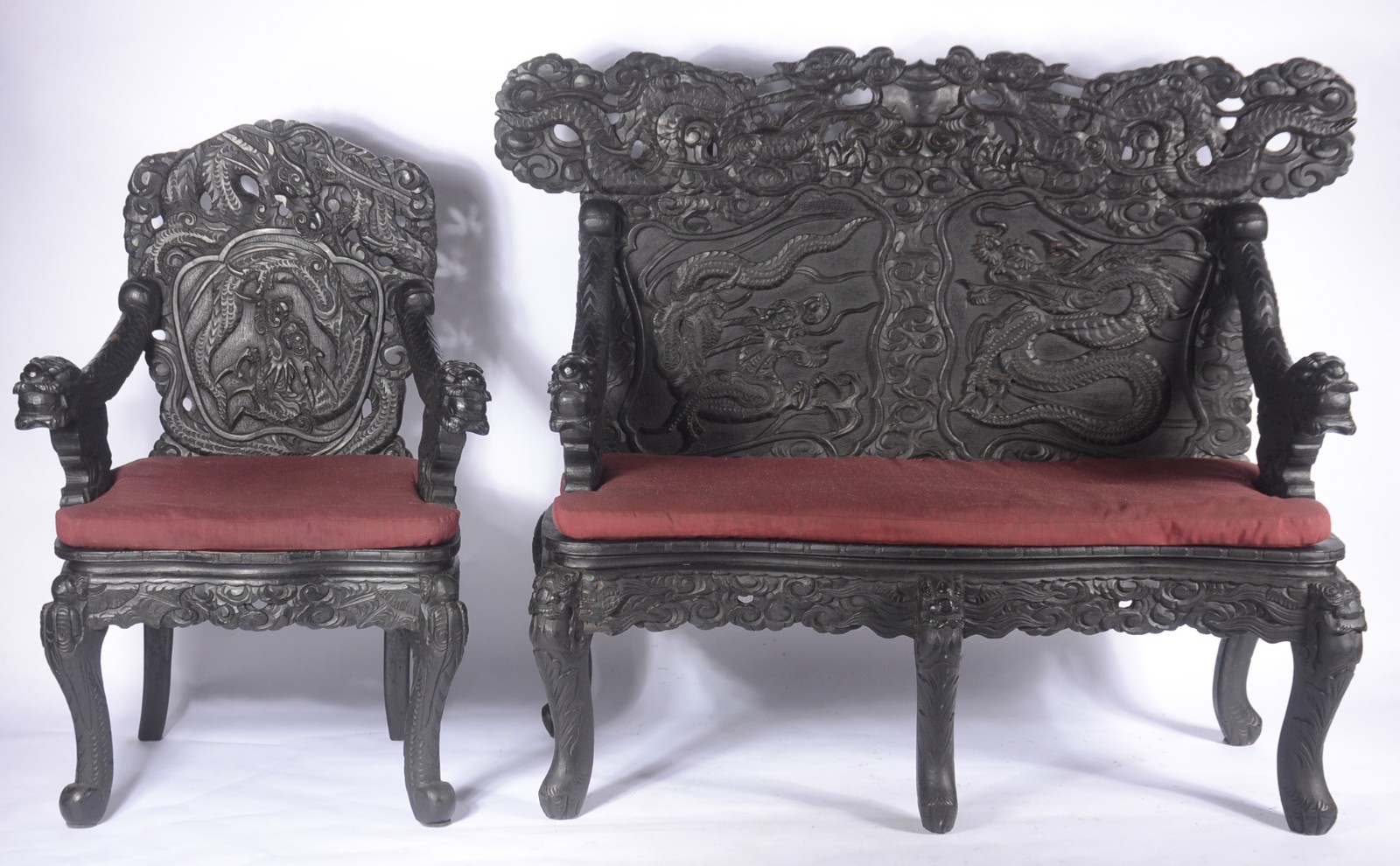 Conjunto chines composto de sofá para dois lugares e poltrona de... - foto 1 de 11