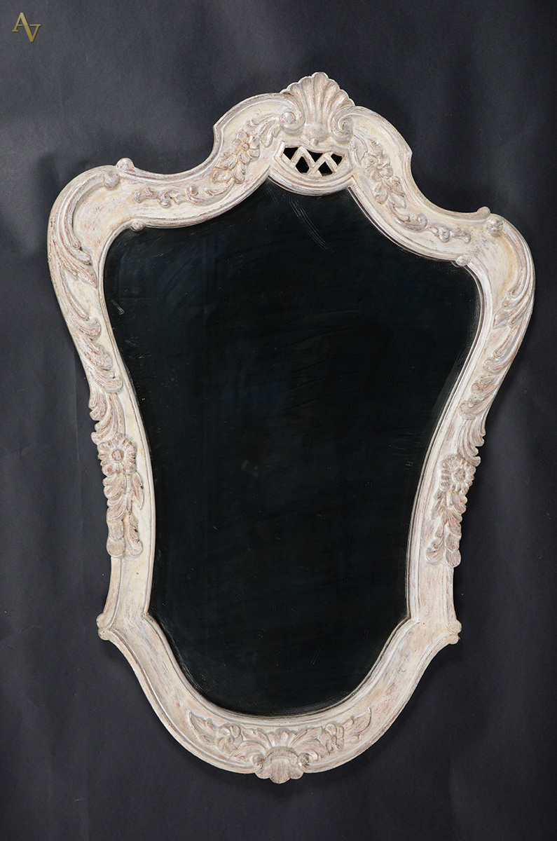 Espelho de cristal bisotado com moldura branca. Medidas 60 x 81 cm.
