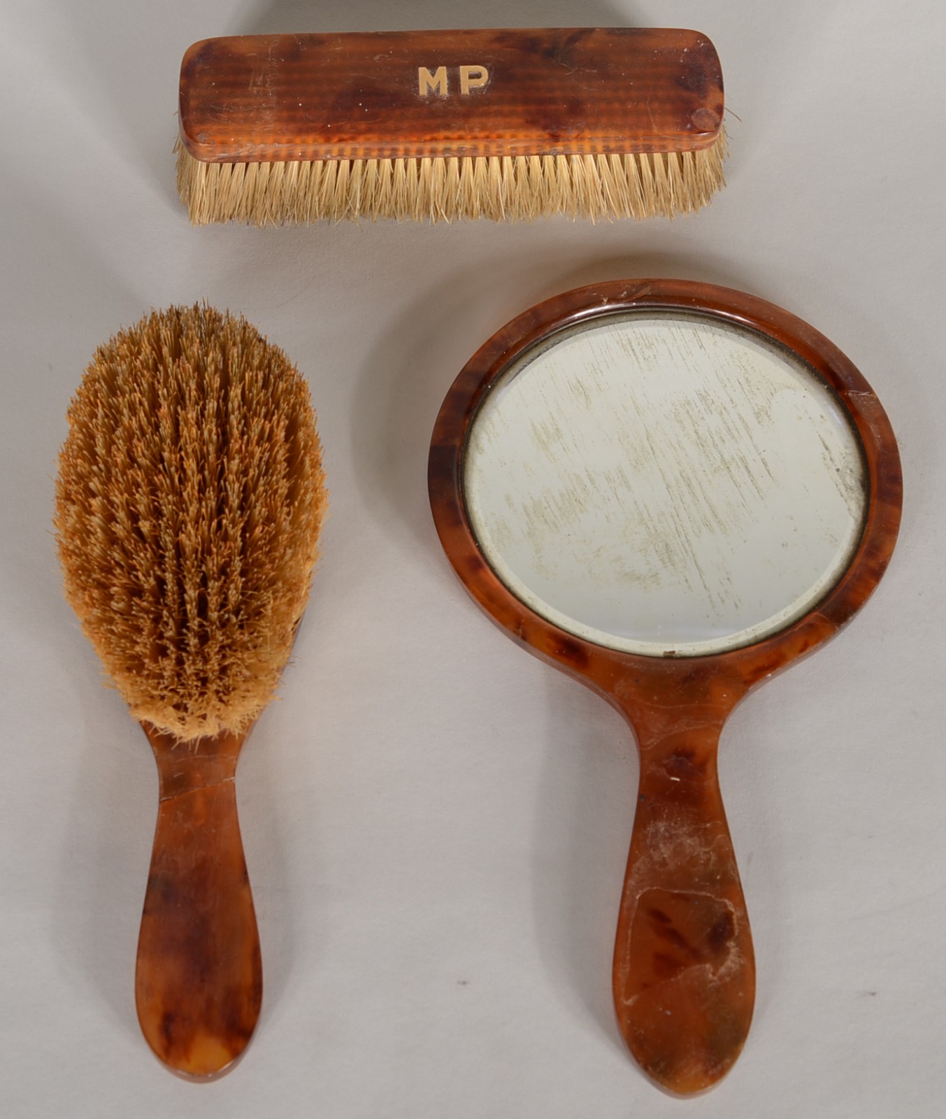 Conjunto para toilette de tartaruga com letras "MP" em ouro, composto... - foto 3 de 10