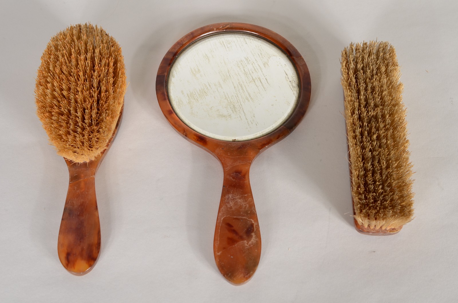 Conjunto para toilette de tartaruga com letras "MP" em ouro, composto... - foto 1 de 10