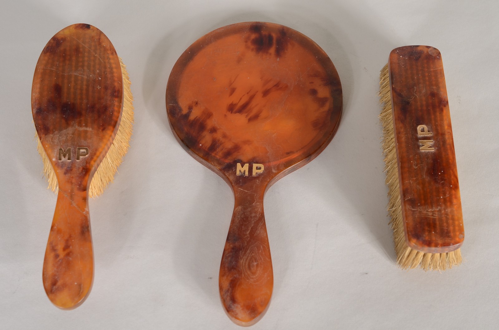 Conjunto para toilette de tartaruga com letras "MP" em ouro, composto... - foto 2 de 10